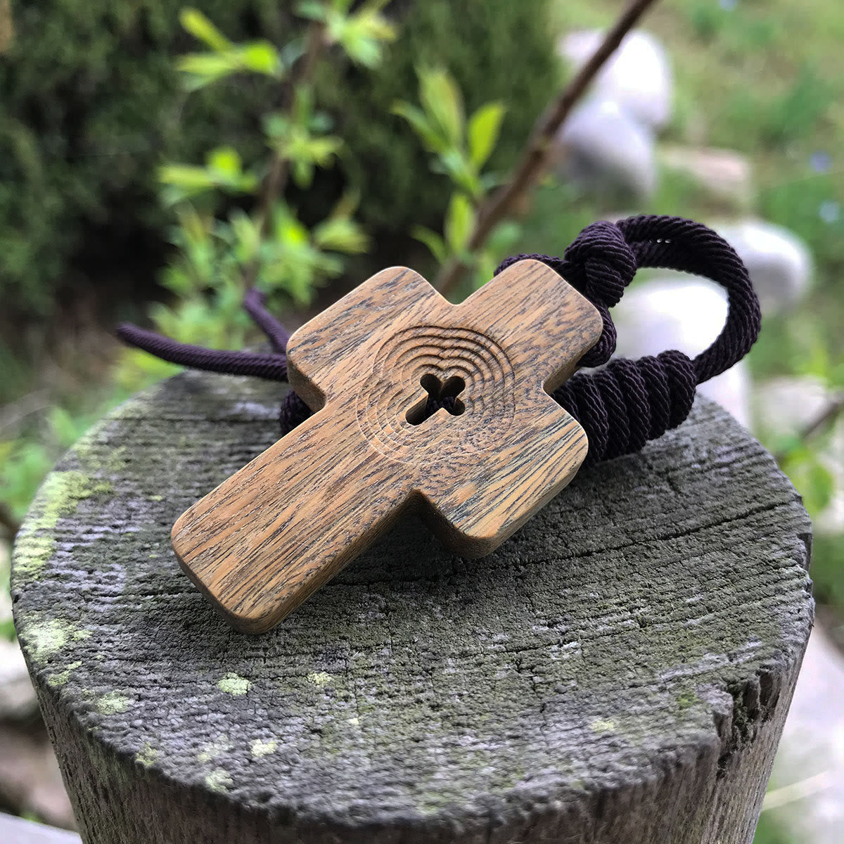 Green Sandalwood Cross Pendant Necklace with Central Cutout: A Symbol of Natural Grace